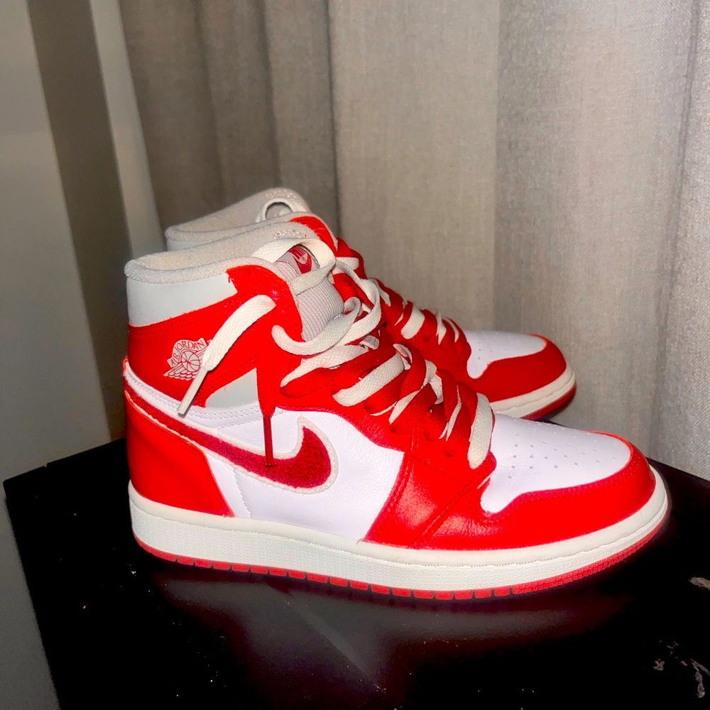 Nike Jordan’s limited edition size 6.5 woman’s barely worn barly any creases !!